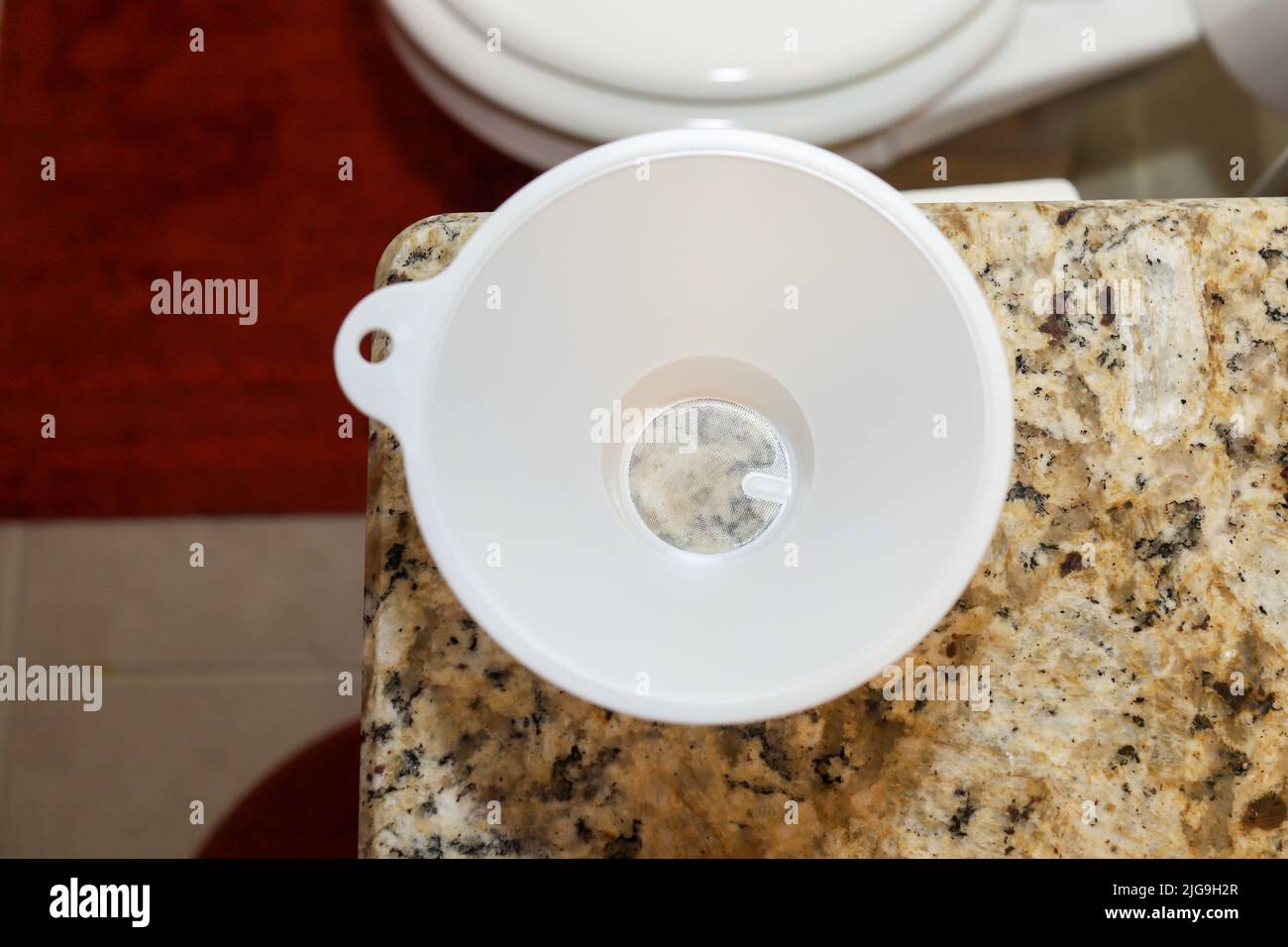 Embudo de plástico de cálculo colador de piedras de riñón colector en un  baño Fotografía de stock - Alamy