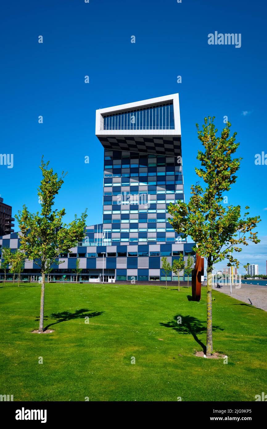 Edificio del Instituto Mainport de Rotterdam conocido por su diseño original Foto de stock