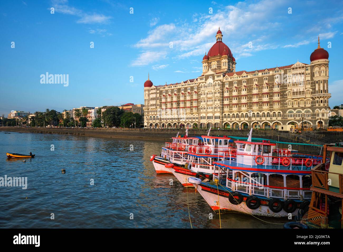 Barcos turísticos en frente del famoso hotel Taj por la mañana Foto de stock