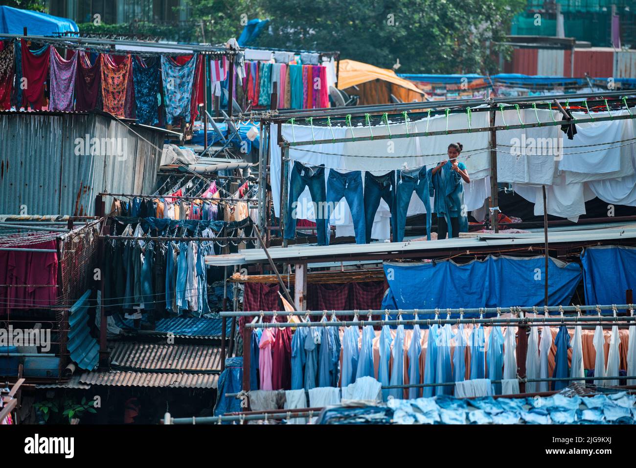 Dhobi Ghat Mahalaxmi Dhobi Ghat es una lavandería al aire libre lavoir en Mumbai, India con ropa de secado en cuerdas Foto de stock