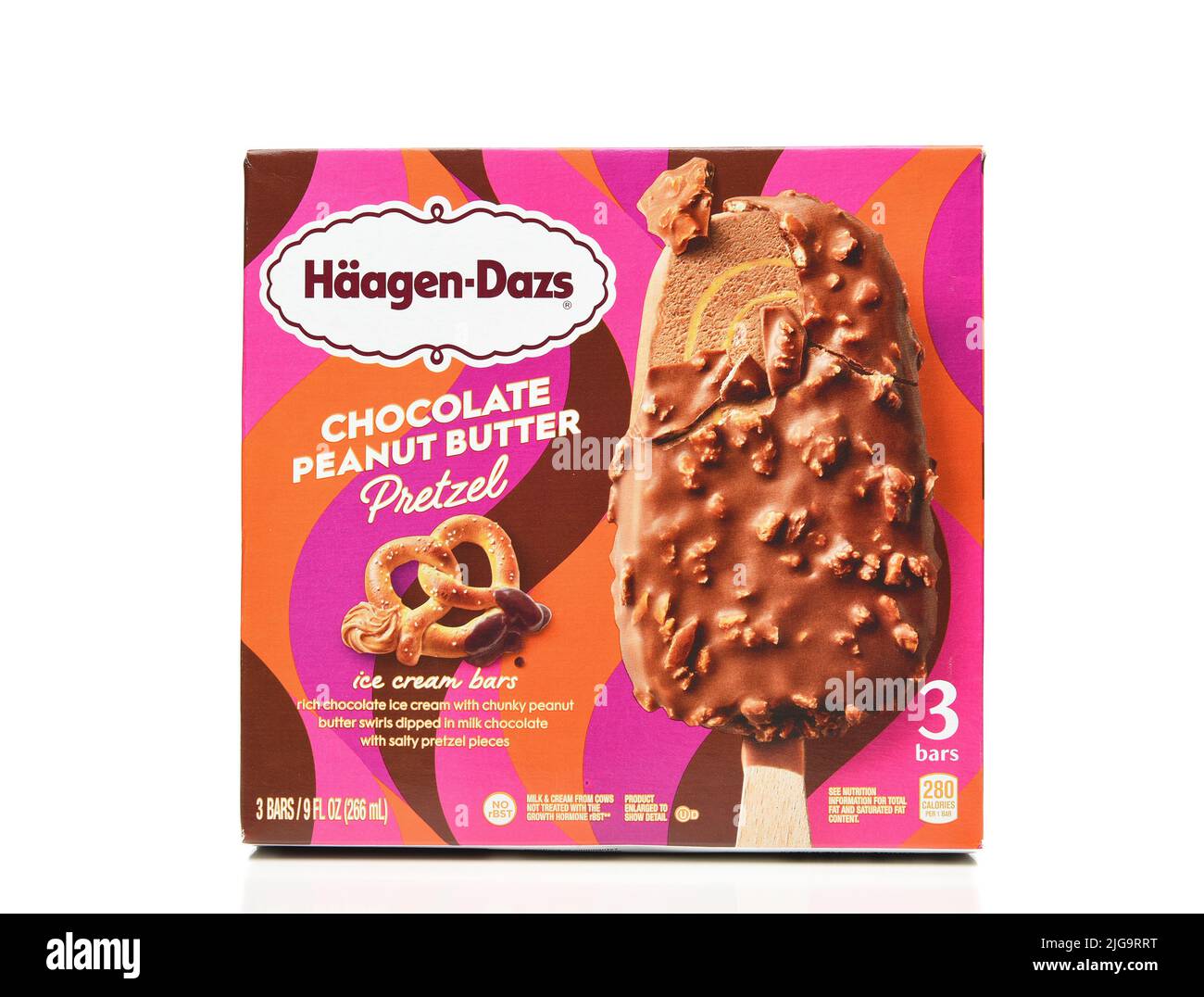 IRVINE, CALIFORNIA - 8 JUL 2022: Un paquete de barras de helado Pretzel de mantequilla de cacahuete de Haagen Dazs Chocolate. Foto de stock