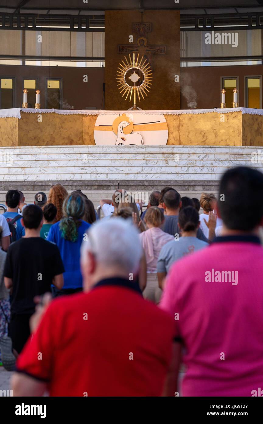 Adoración a Jesucristo presente en el Santísimo Sacramento después de la Santa Misa de la tarde en Medjugorje, Bosnia y Herzegovina. Foto de stock