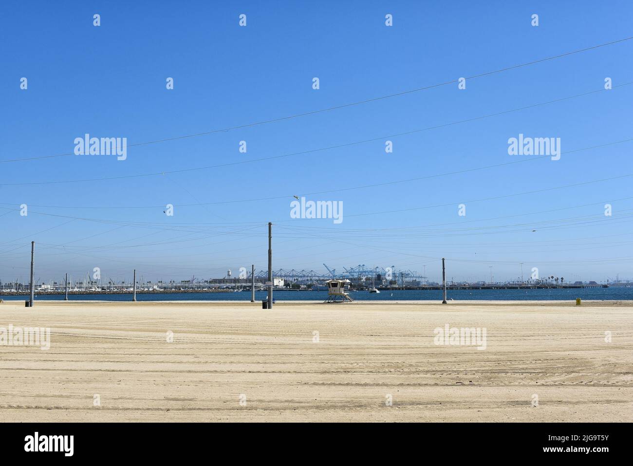 SAN PEDRO, CALIFORNIA - 27 AGO 2021: Playa Cabrillo mirando hacia el Puerto de Los Angeles en la distancia. Foto de stock
