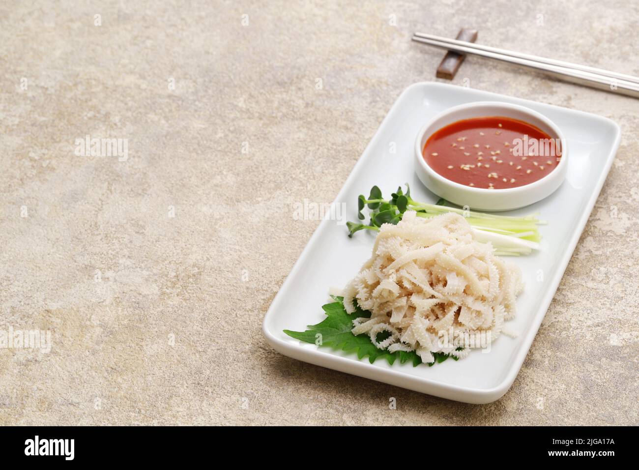 Sashimi de ternera hervida, pelada y blanqueada con omasum. Comida coreana Foto de stock