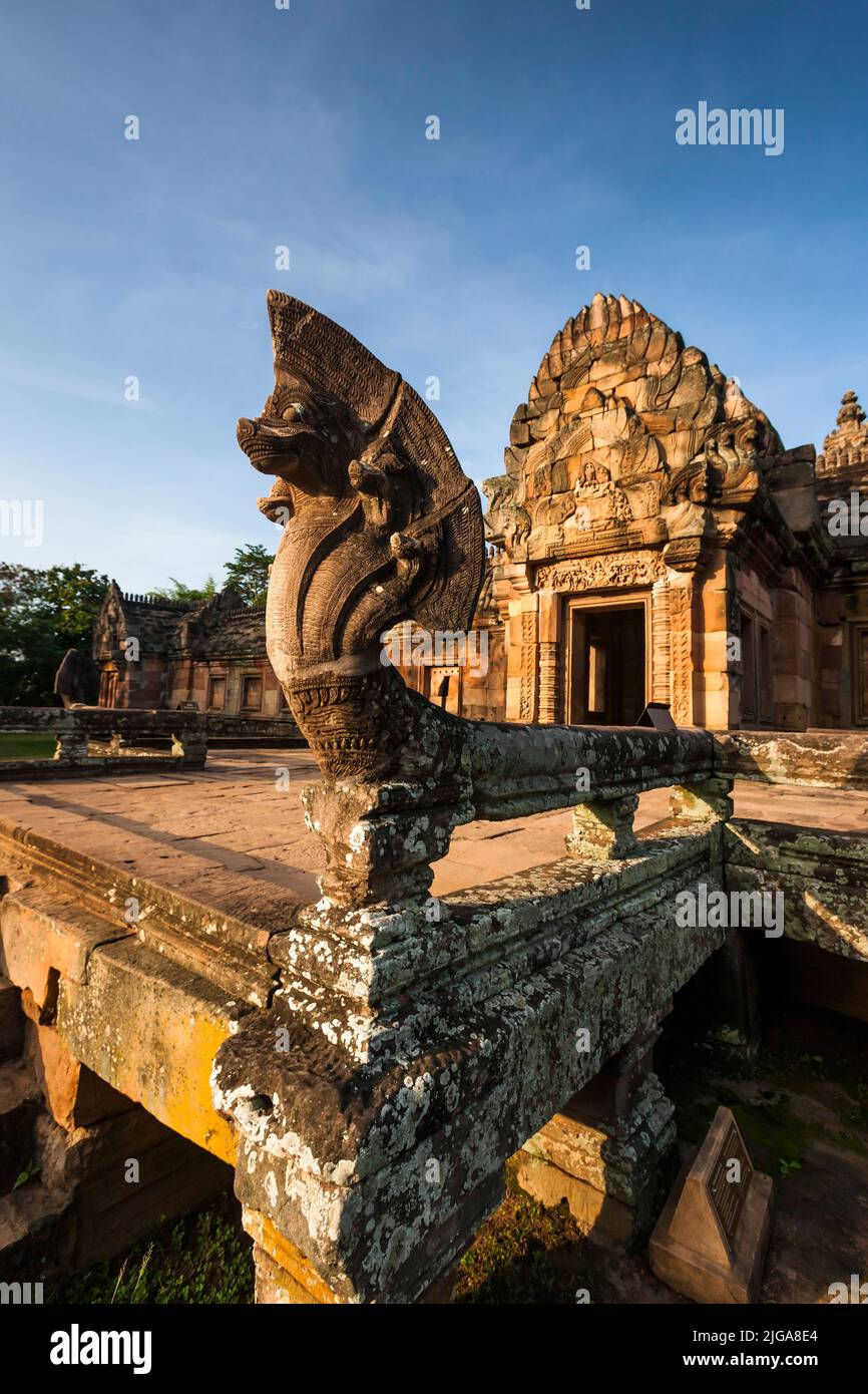 Prasat Hin Khao Phanom Rung, templo Khmer, estatua de cobra guadian, mañana, Buri Ram, Buriram, Isan (Isaan), Tailandia, Sudeste Asiático, Asia Foto de stock