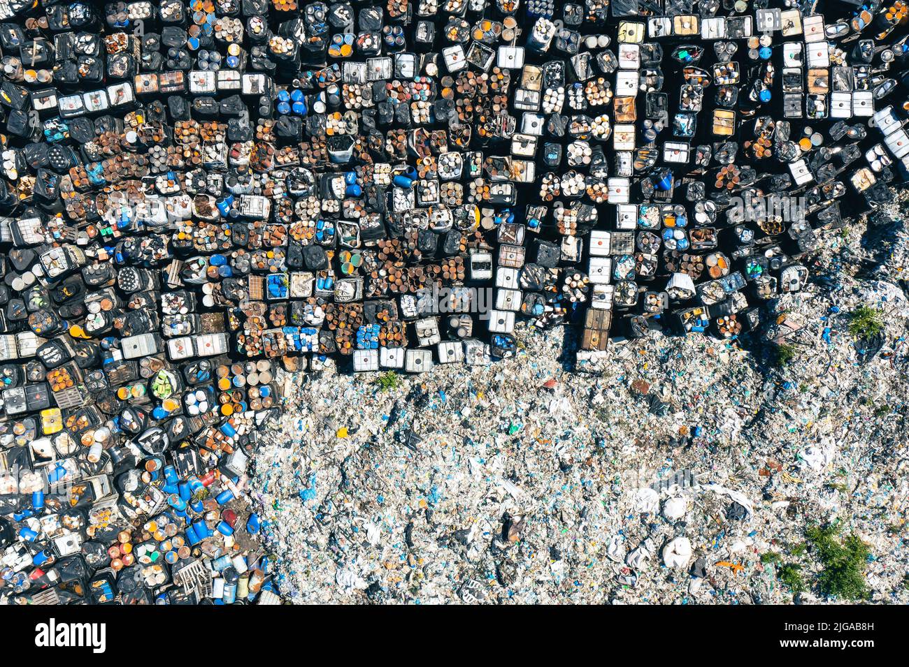 Almacenamiento ilegal de residuos domésticos sólidos, botellas de plástico y bolsas de basura. Contaminación del suelo. Vista superior de la antena. Foto de stock