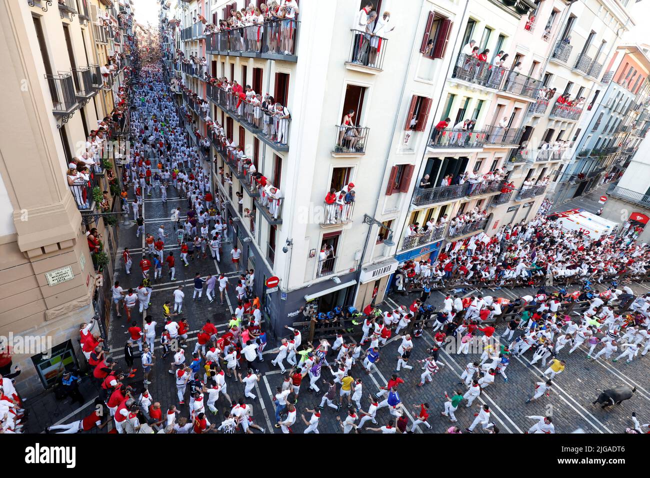 La gente mira desde los balcones mientras los juerguistas corren durante el encierro en el festival San Fermín en Pamplona, España, el 9 de julio de 2022. REUTERS/Juan Medina Fotografía de -