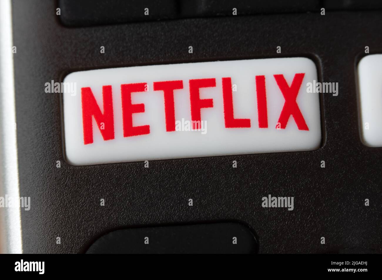 Nueva York, EE.UU. - 14 de julio de 2022: Detalle del mando a distancia con botón Netflix. Netflix es un servicio de suscripción líder internacional para ver la televisión Foto de stock