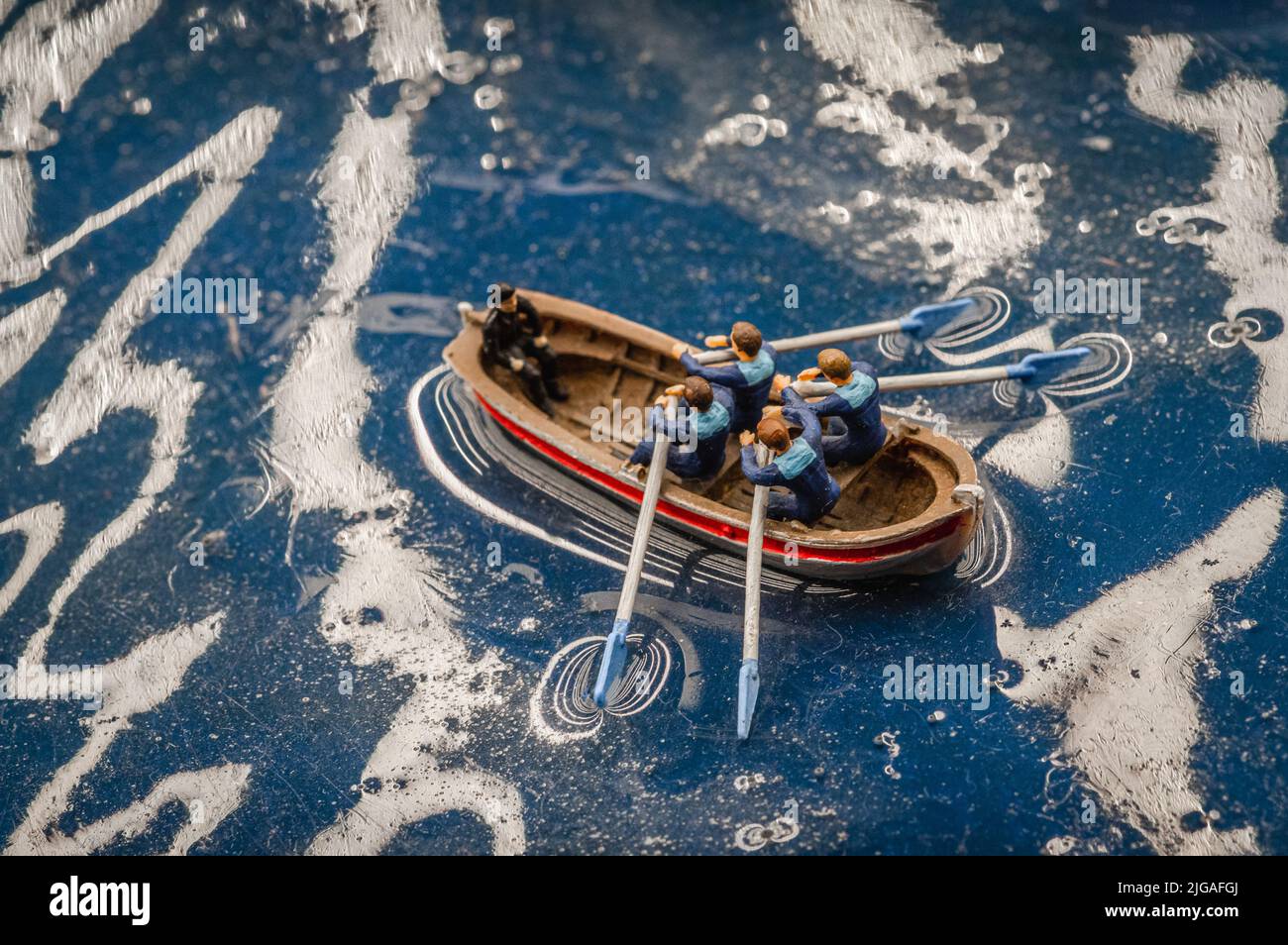 Representación de juguete de los osmen en un barco en medio del lago. Foto de stock