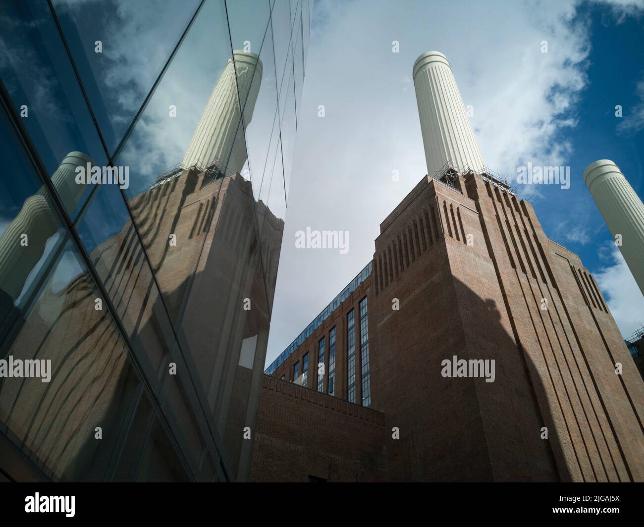 Alrededor de Battersea Power Station, Londres, Reino Unido, 2021 de octubre. Las torres reacondicionadas de la ahora rediseñada Estación de Energía de Battersea. Foto de stock