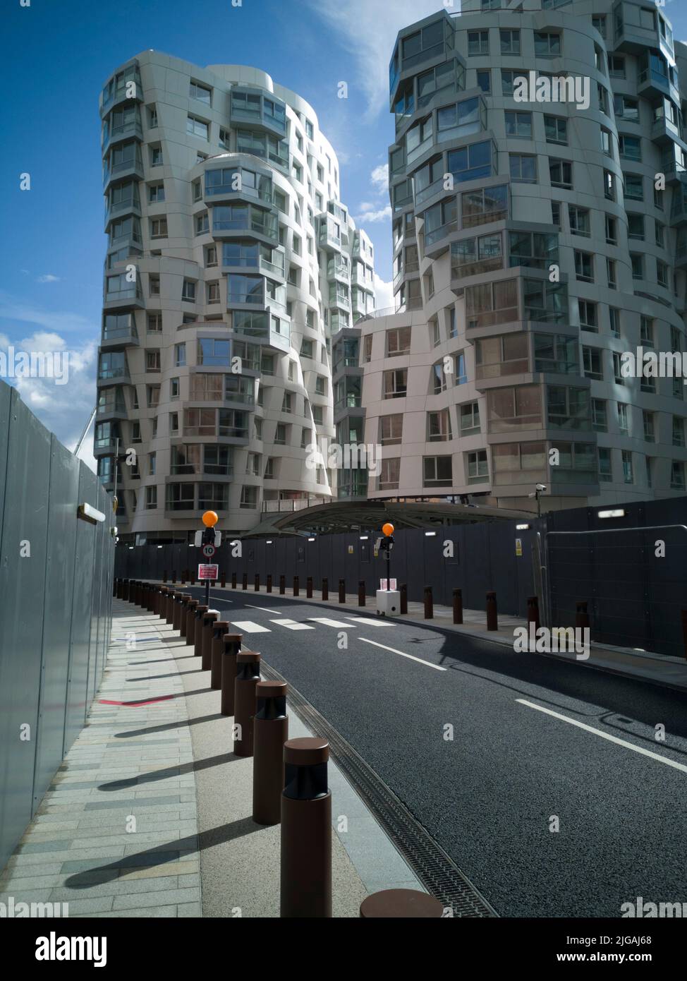 Alrededor de Battersea Power Station, Londres, Reino Unido, 2021 de octubre. Carretera que conduce al nuevo bloque de apartamentos diseñado por Frank Gehry, cerca de la estación de energía Battersea, Londres, SW8, Inglaterra. Foto de stock