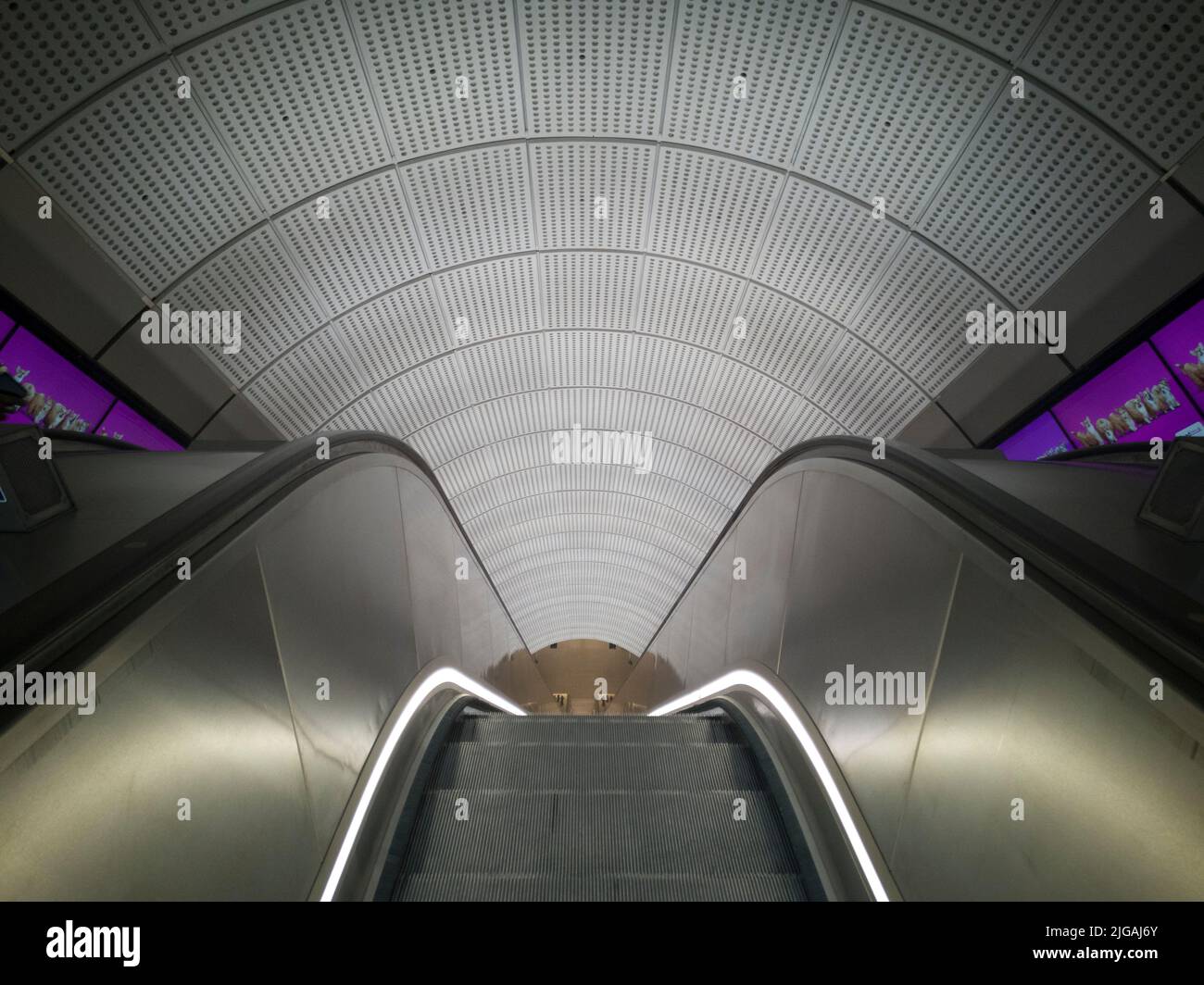 Elizabeth Line, Liverpool St, Londres, Reino Unido, mayo de 2022. Escaleras mecánicas con acceso a los nuevos trenes de la línea Elizabeth, metro de Londres, Liverpool Street, Londres, EC2, Inglaterra. Foto de stock