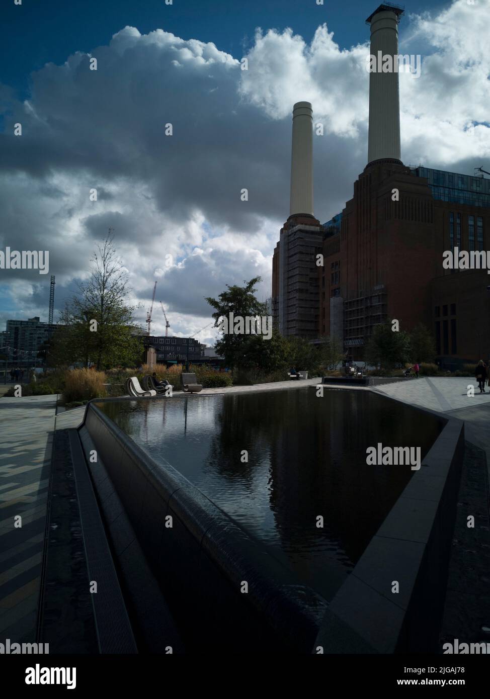 Alrededor de Battersea Power Station, Londres, Reino Unido, 2021 de octubre. Fuente decorativa con las torres de la central eléctrica Battersea detrás. Foto de stock