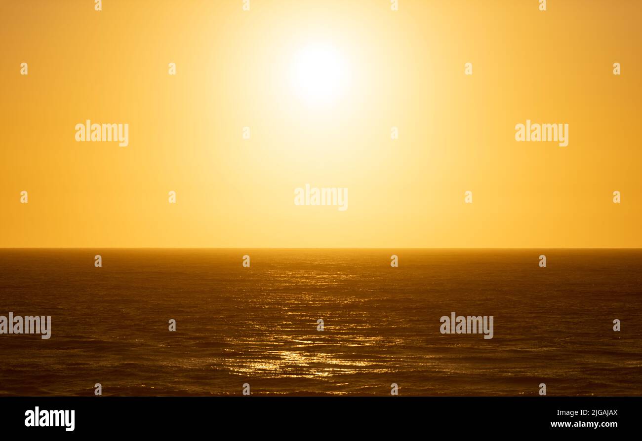 Puesta de sol sobre el océano pacífico en la costa de Big sur en California, Estados Unidos de América. Foto de stock