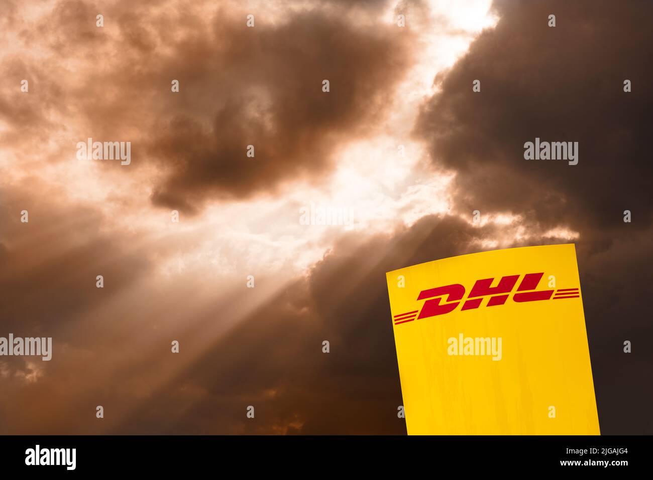 Werbeschild der Firma DHL Foto de stock