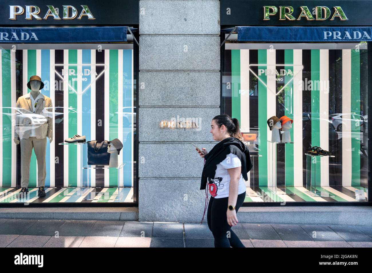 Un peatón pasea por la tienda de moda de lujo italiana Prada en España.  (Foto de Xavi Lopez / SOPA Images/Sipa USA Fotografía de stock - Alamy