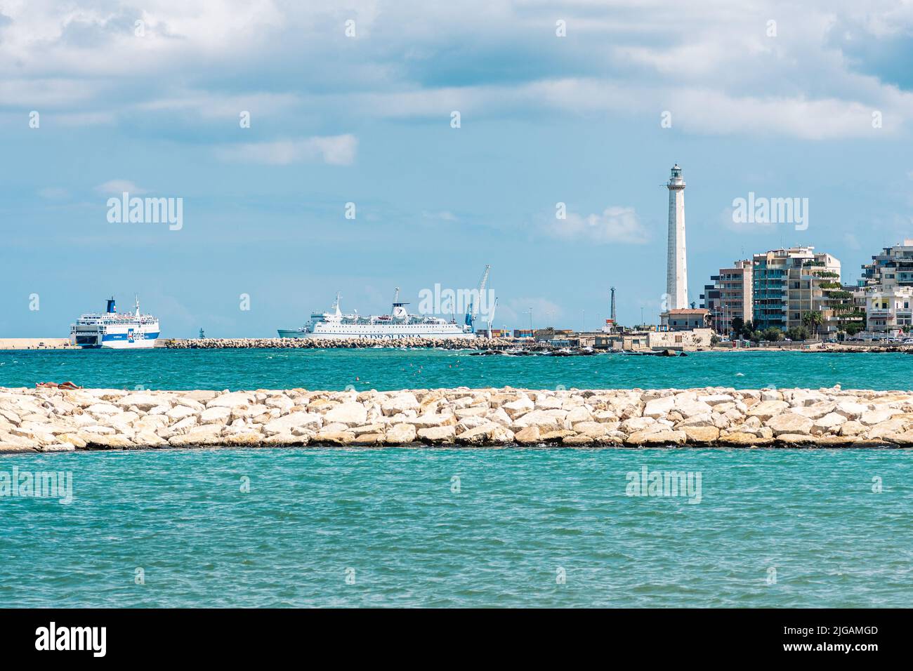 Bari puerto o puerto con rompeolas, cruceros y faro en el fondo Fotografía  de stock - Alamy