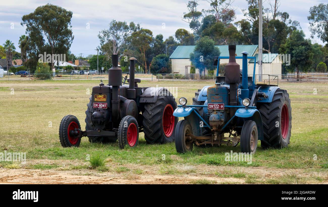 Yarrawonga, Victoria, Australia - 3 de abril de 2022: Dos participantes en el concurso de tracción de tractores en Yarrawonga en el recinto ferial Foto de stock
