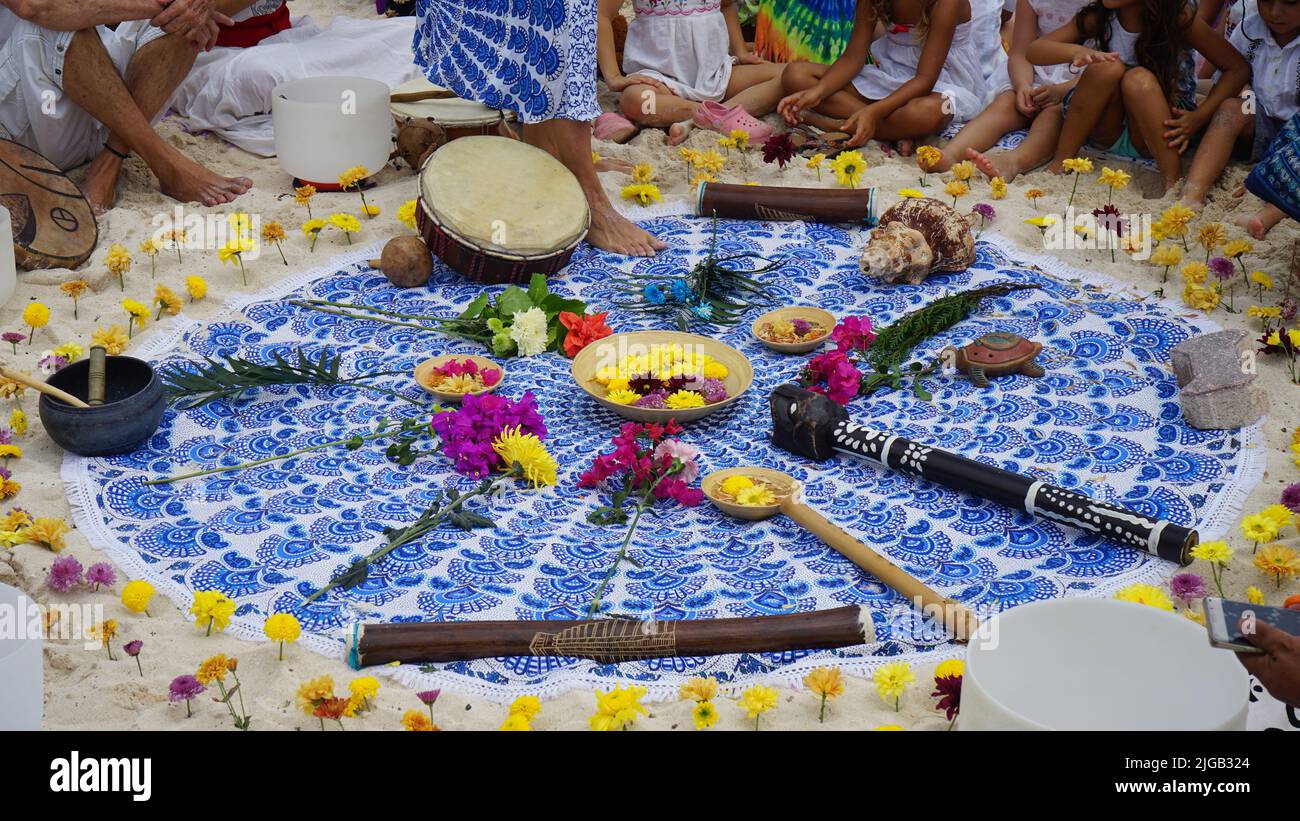 Ceremonia en la playa con jóvenes hippies. Música sacra e instrumentos ancestrales. Ceremonia espiritual y meditación Foto de stock