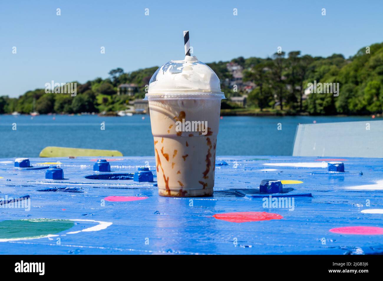 Taza de café helado con crema en la parte superior en los días calurosos de verano. Foto de stock