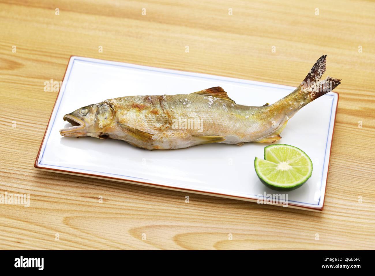 Pescado dulce a la parrilla con sal, Ayu no shioyaki, cocina japonesa Foto de stock