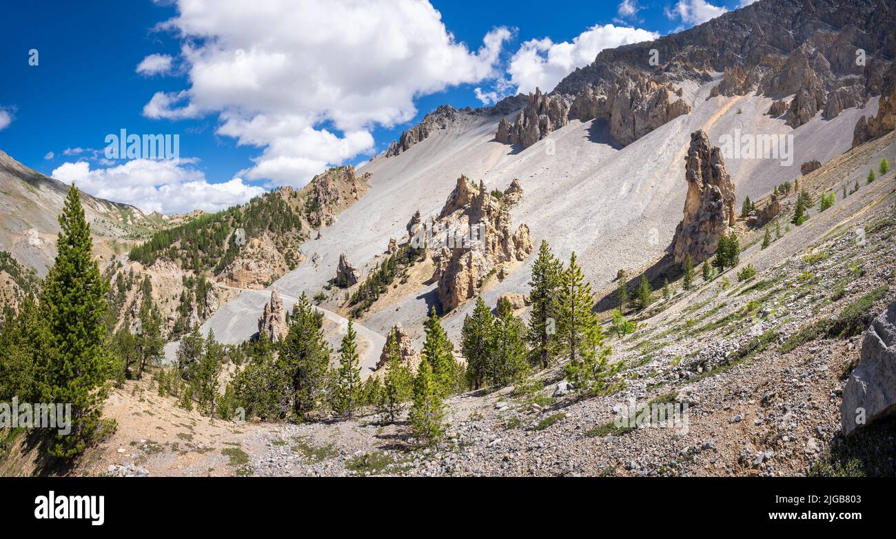 Parque Natural Regional de Queyras. Formaciones geológicas rocosas de Casse Deserte en el Col d'Izoard famoso camino (D902). Arvieux, Hautes-Alpes, Alpes, Francia Foto de stock