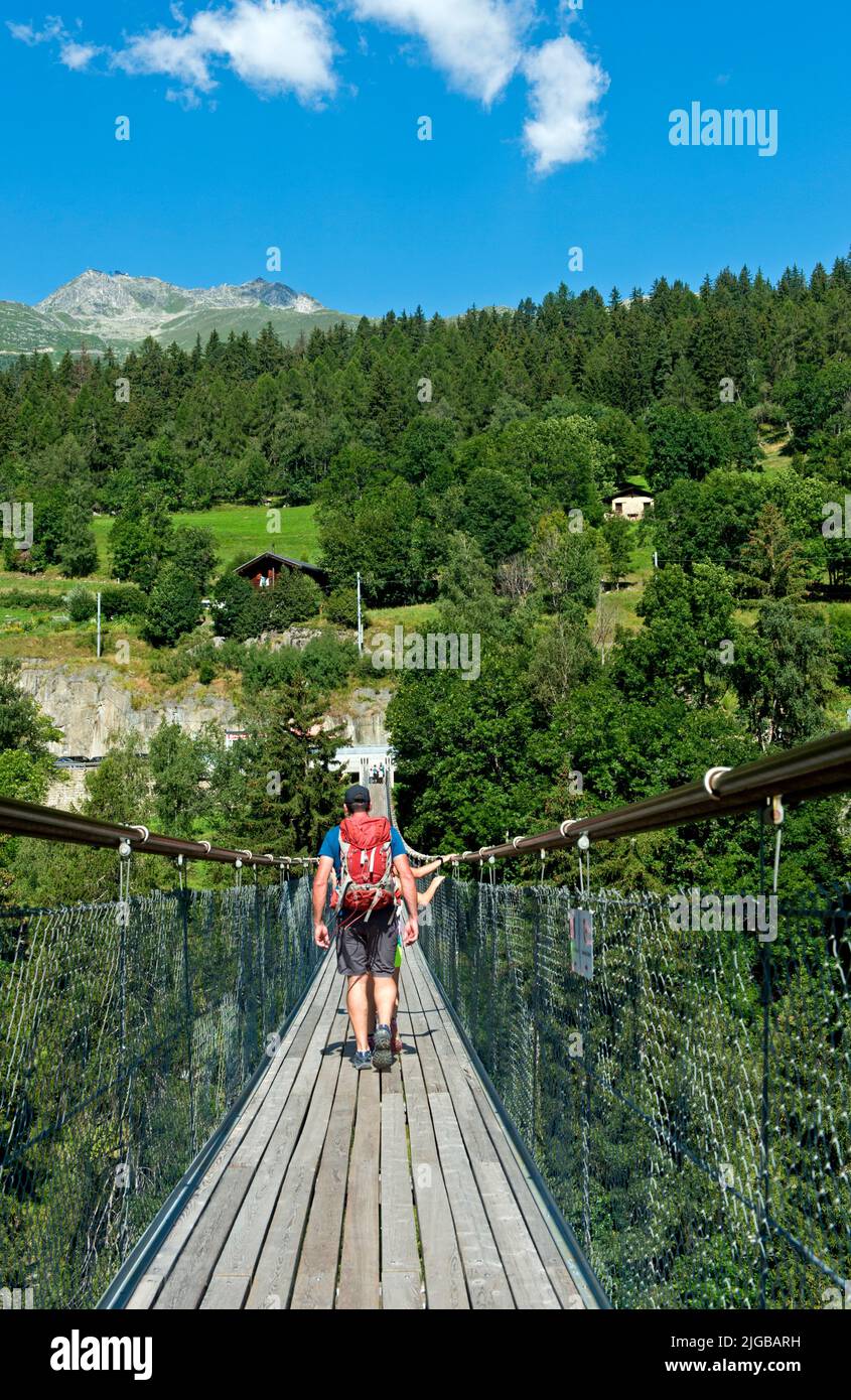 Puente colgante Goms Bridge, Bellwald, Valais, Suiza Foto de stock
