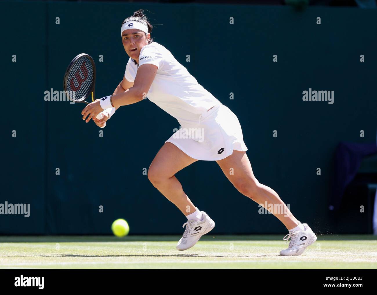 Wimbledon, Gran Bretaña 9th. Julio, 2022. El tenista tunecino Ons Jabeur en acción en el Campeonato de Wimbledon 2022 el sábado 09 de junio de 2022., © Juergen Hasenkopf / Alamy Live News Foto de stock