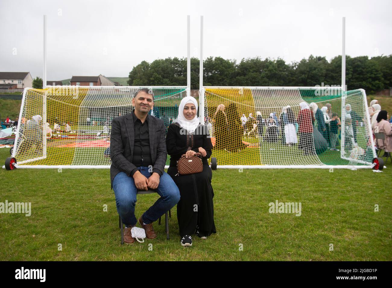 Una pareja durante el festival Eid en los terrenos de Davitt Park GAA en Belfast. El festival Eid es un día importante en el calendario musulmán cuando la comida se comparte con parientes, amigos y pobres. Fecha de la foto: Sábado 9 de julio de 2022. Foto de stock