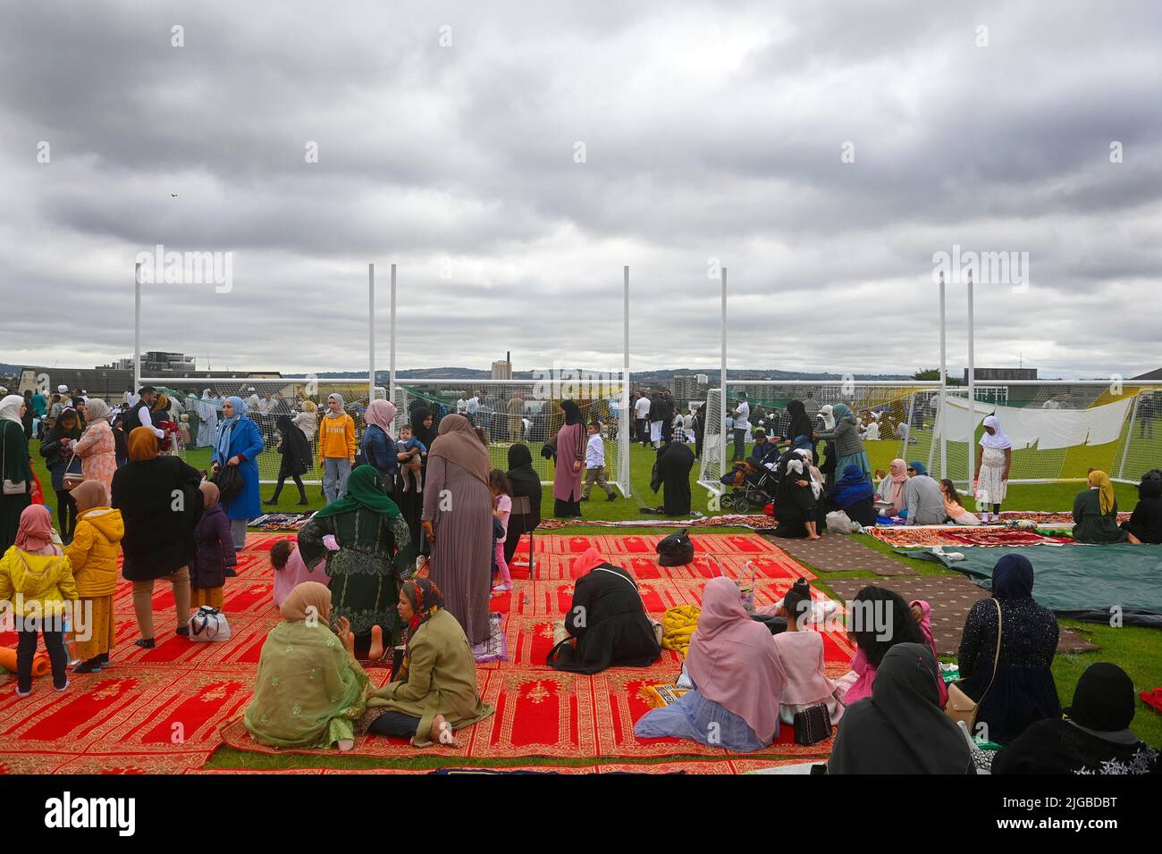 Las oraciones se dicen durante el festival Eid en los terrenos de Davitt Park GAA en Belfast. El festival Eid es un día importante en el calendario musulmán cuando la comida se comparte con parientes, amigos y pobres. Fecha de la foto: Sábado 9 de julio de 2022. Foto de stock