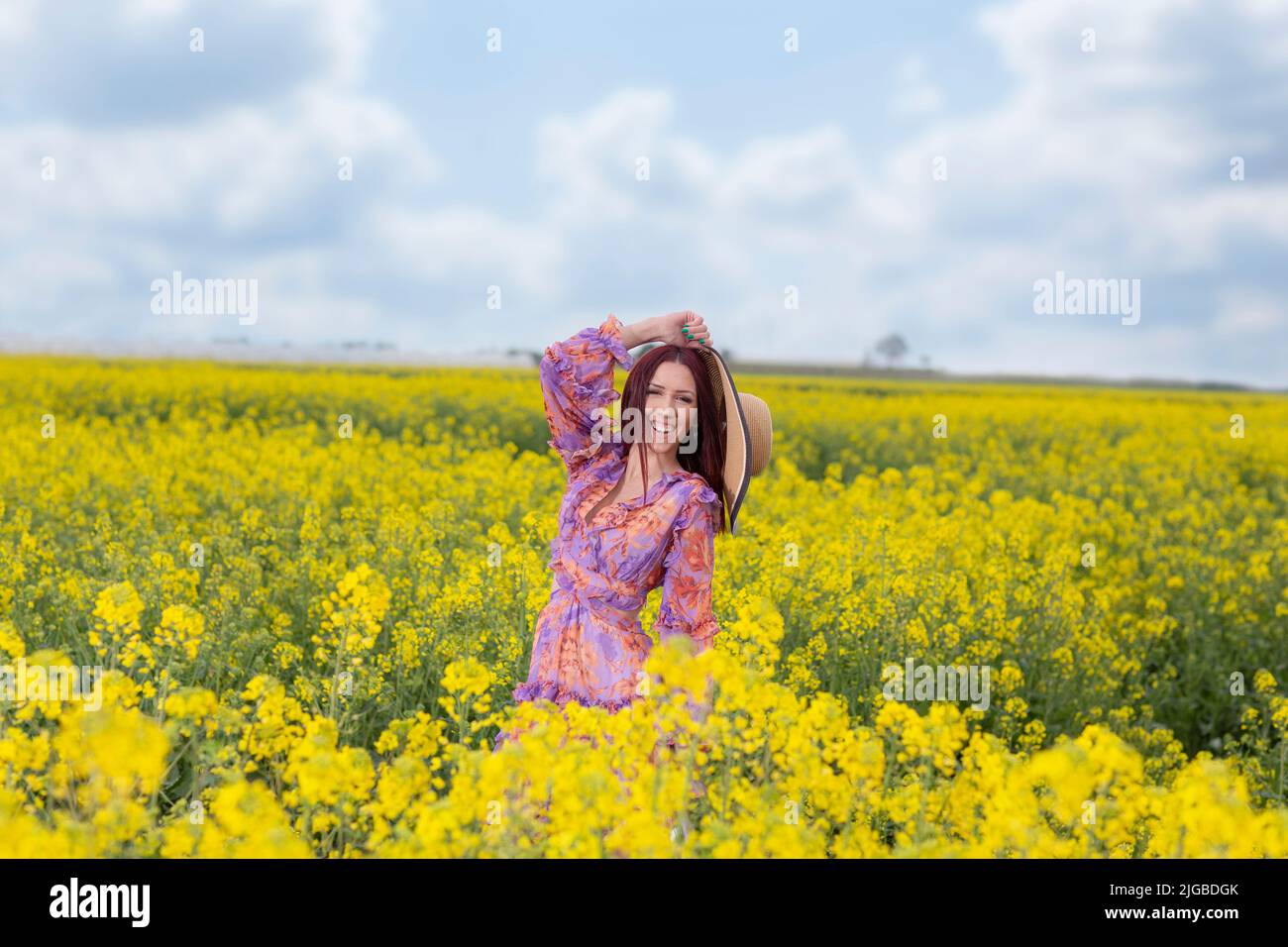 Springtime. Disfrute y relájese en la naturaleza, chica joven en el campo amarillo Foto de stock