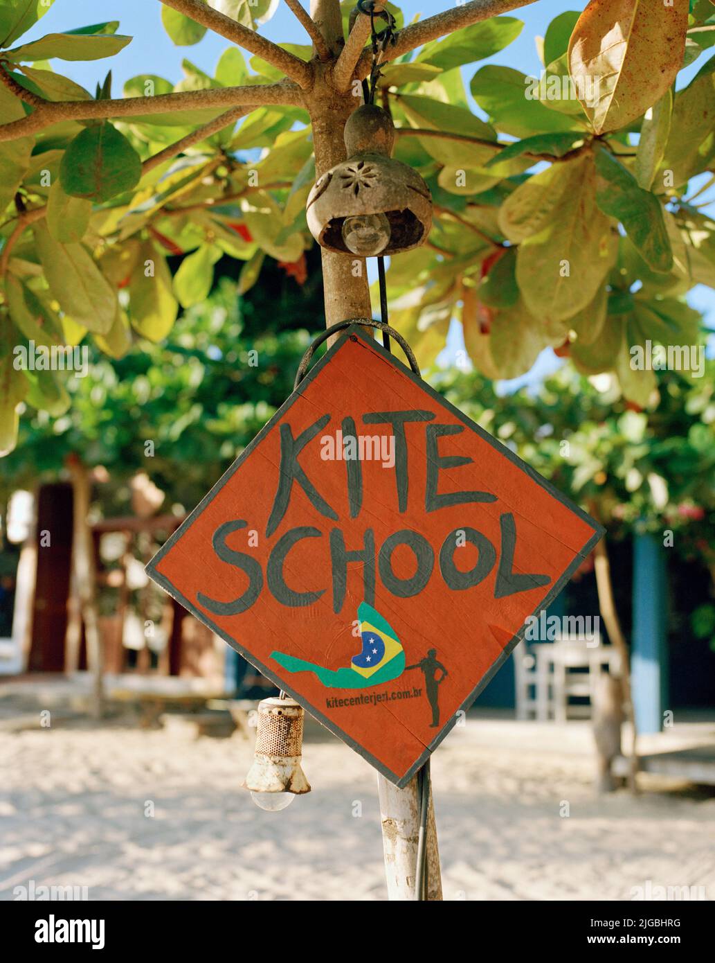 Un cartel anunciando una escuela de kite-board. En la playa principal. Jericoacoara, Ceará, Brasil. Foto de stock