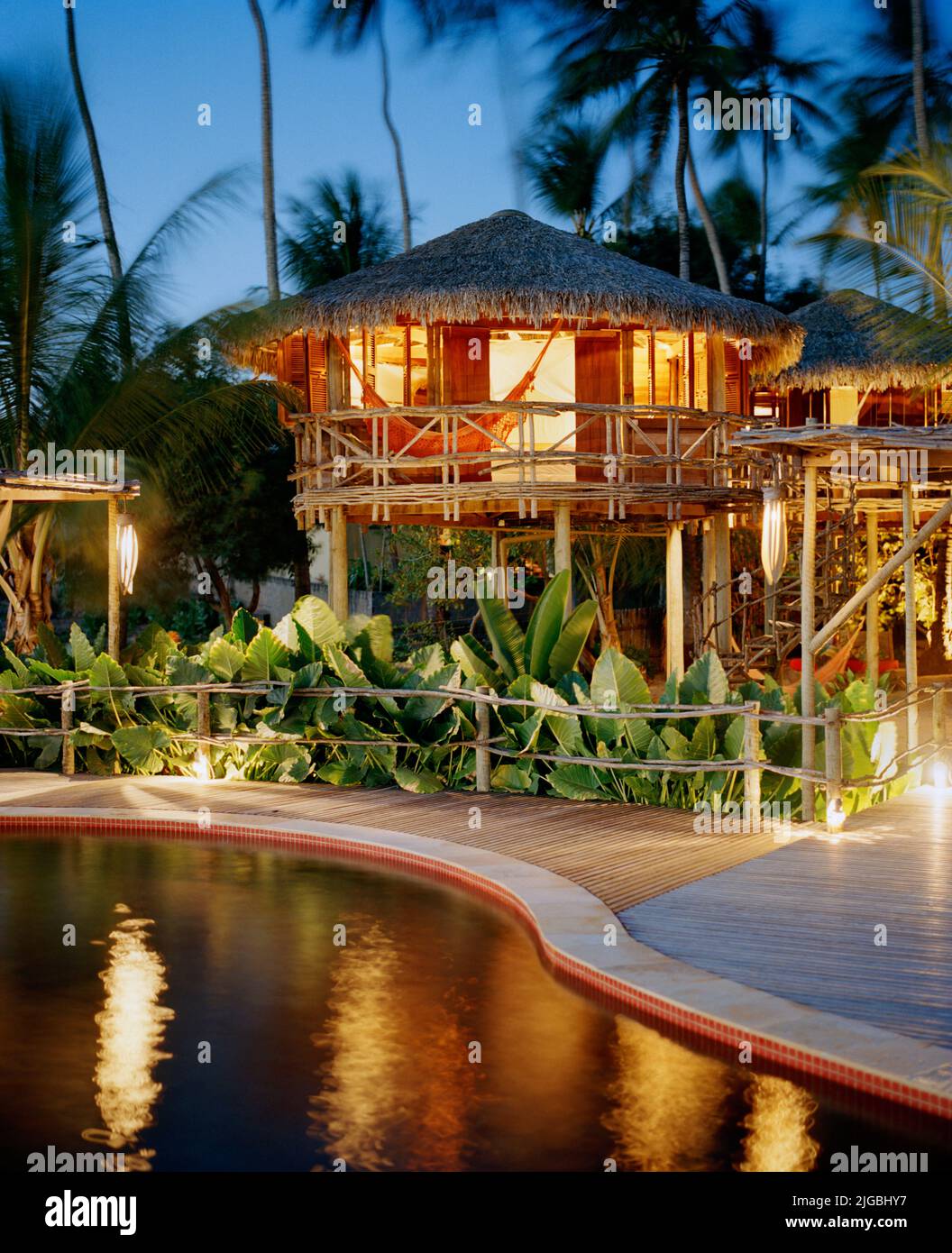Exterior de la Villa y piscina principal al atardecer en el hotel Vila Kalango. Jericoacoara, Ceará, Brasil. América del Sur. Foto de stock