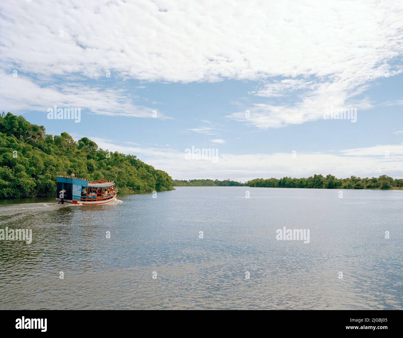 Un paseo en barco flota por el Río Preguicas, Barreirinhas, Maranhao, Brasil, Sudamérica. Foto de stock