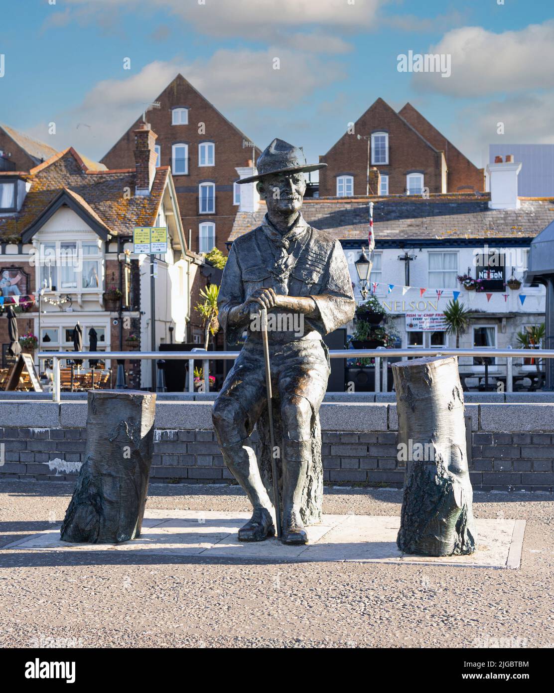 Poole Dorset Inglaterra 9 de julio de 2022 Estatua del Señor Robert Baden Powell, fundador del movimiento de exploración. Foto de stock