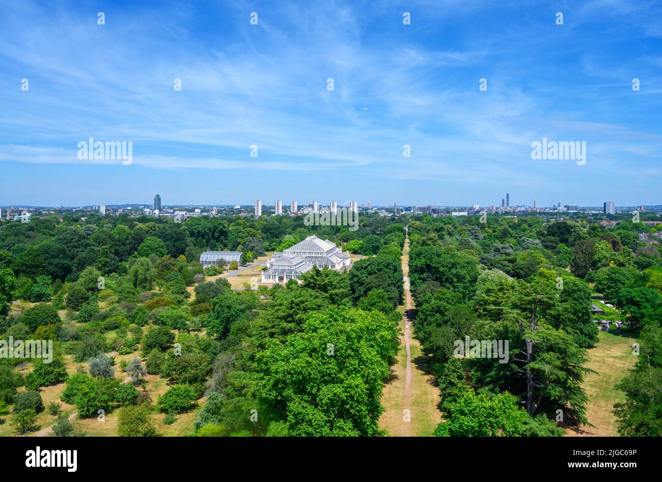 Vista aérea desde la Gran Pagoda con la Casa de las Zonas Templadas en primer plano, Kew Gardens, Richmond, Londres, Inglaterra, REINO UNIDO Foto de stock