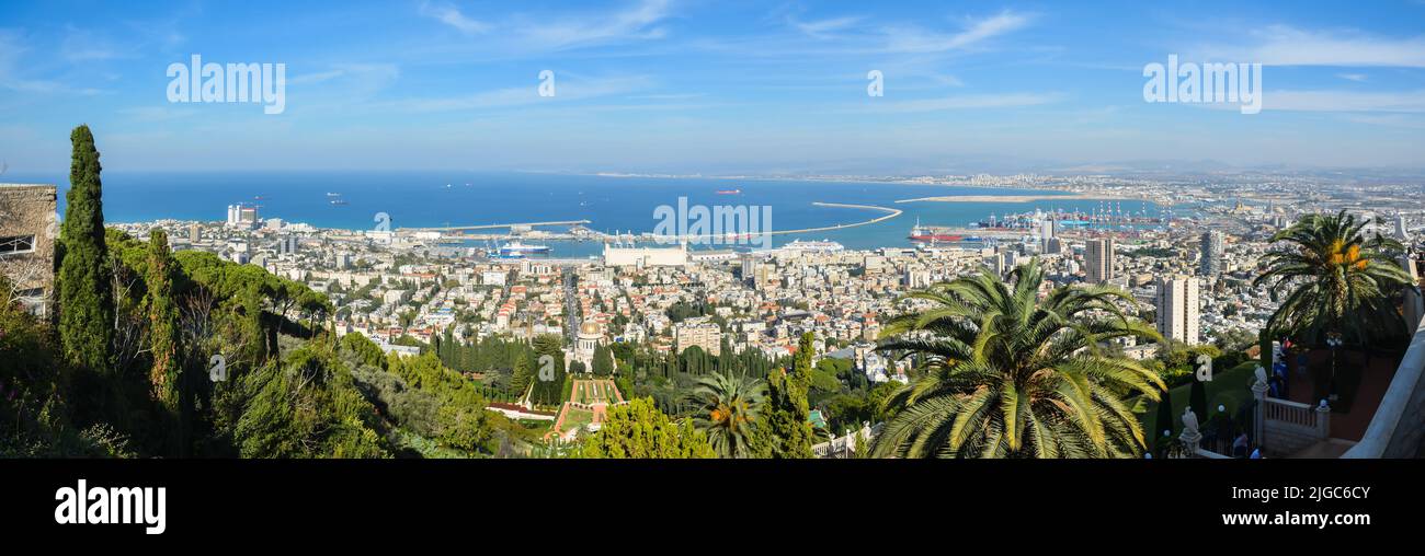 Panorama de Haifa. Vista de la ciudad y el puerto de Haifa desde Carmel Hill. Foto de stock