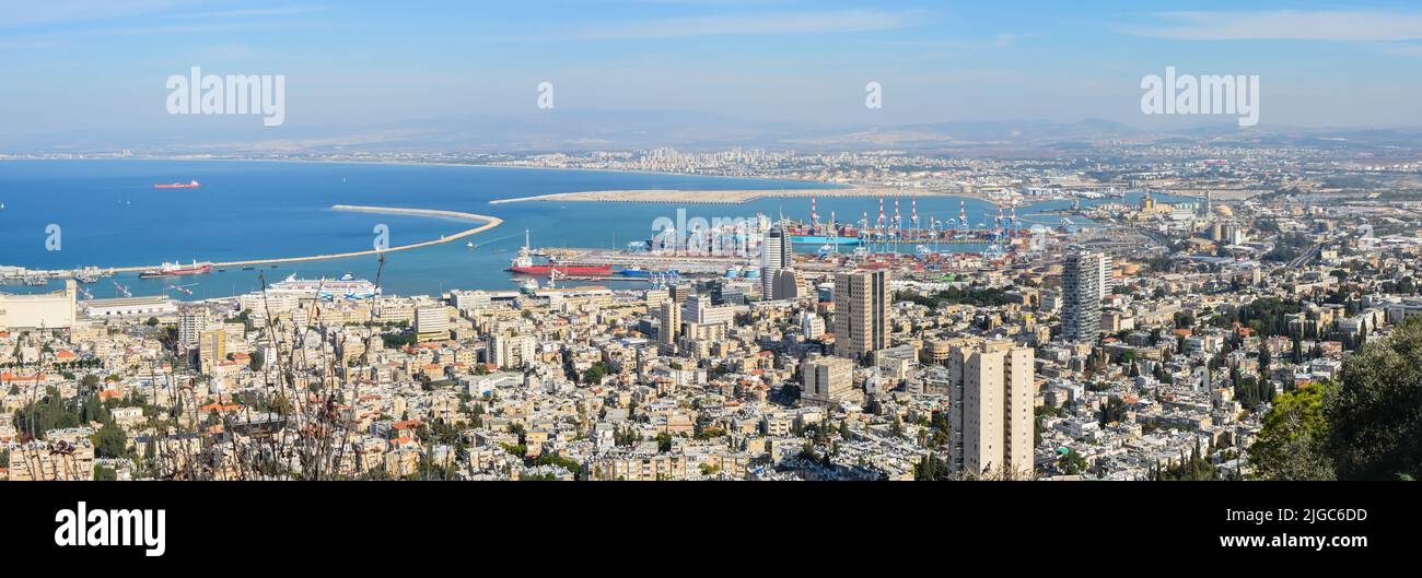 Panorama de la ciudad y el puerto de Haifa. Vista desde Caramel Hill a Haifa. Foto de stock