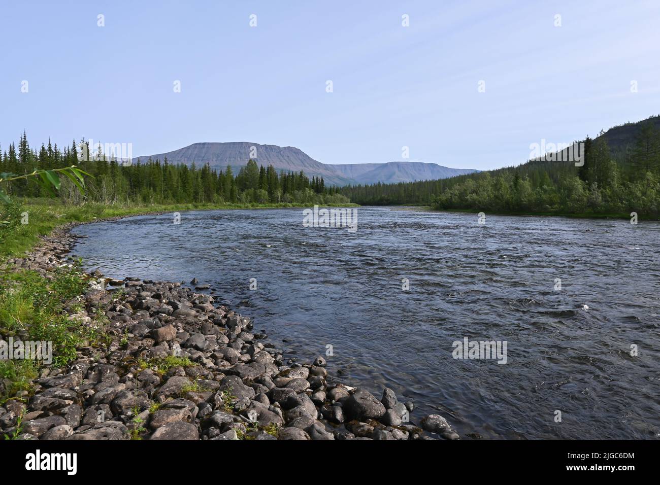 Un río en la meseta de Putorana. Paisaje acuático de verano en el norte de Siberia oriental. Foto de stock