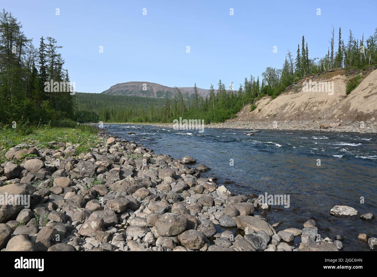 Un río en la meseta de Putorana. Paisaje acuático de verano en el norte de Siberia oriental. Foto de stock