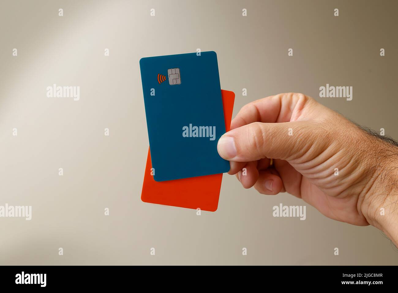 tarjetas de crédito o débito sin contacto verde y naranja con signo de no contacto. Sistema de pago digital. Foto de stock