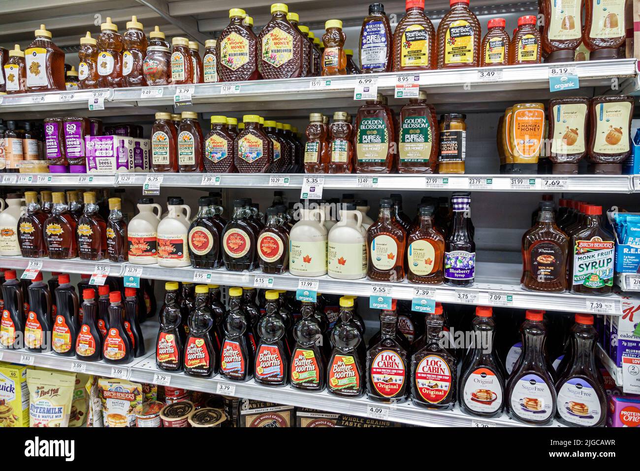 Miami Beach Florida, Publix tienda de comestibles supermercado comestibles comida interior, mostrar estantes de venta estantes botellas de jarabe de arce Foto de stock