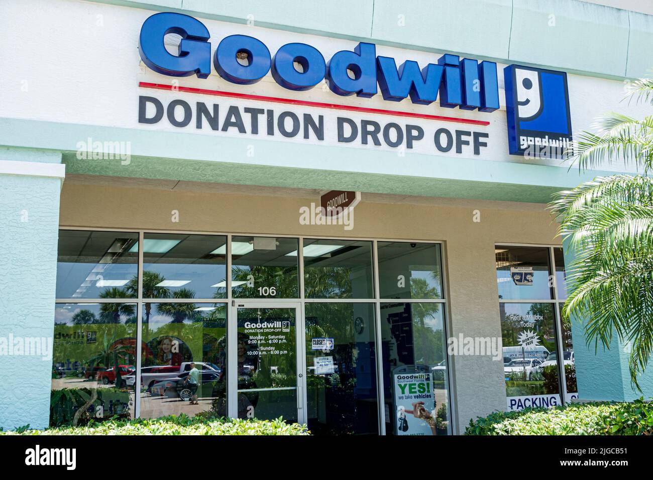 Bonita Springs Florida, Goodwill Donation Drop Off tienda escaparate, fuera de la entrada exterior Foto de stock