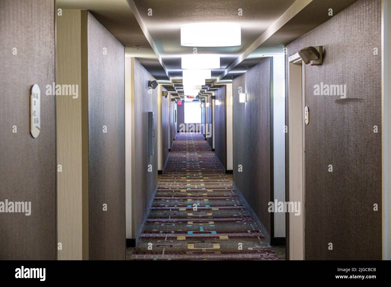 Fort Ft. Myers Florida, alojamiento en el hotel Residence Inn by Marriott Fort Myers Sanibel, dentro del pasillo interior Foto de stock