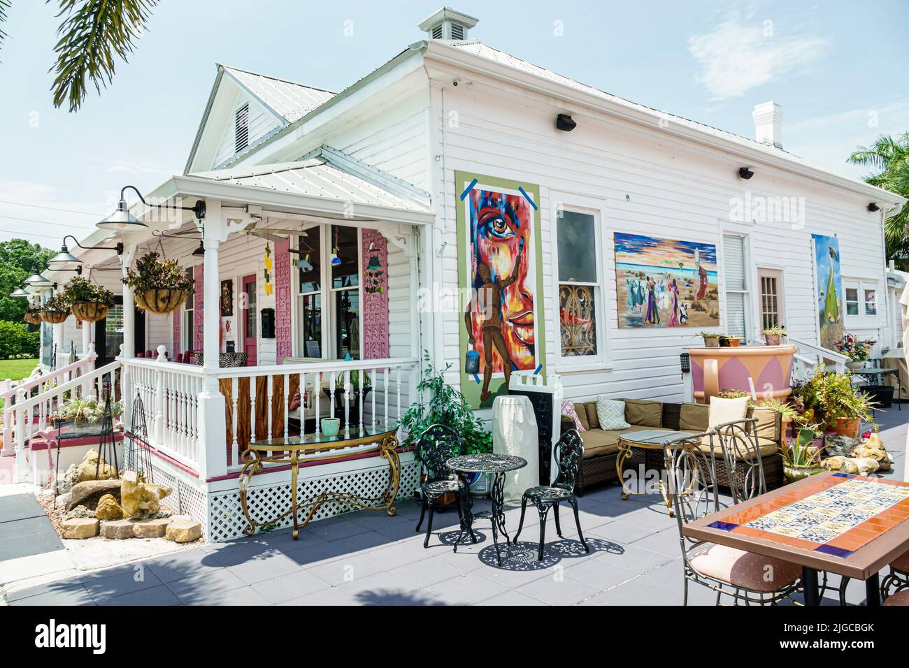Punta Gorda Florida, Distrito Histórico cafetería sin filtrar, fuera porche de entrada frontal exterior casa reutilizada convertida en negocio Foto de stock