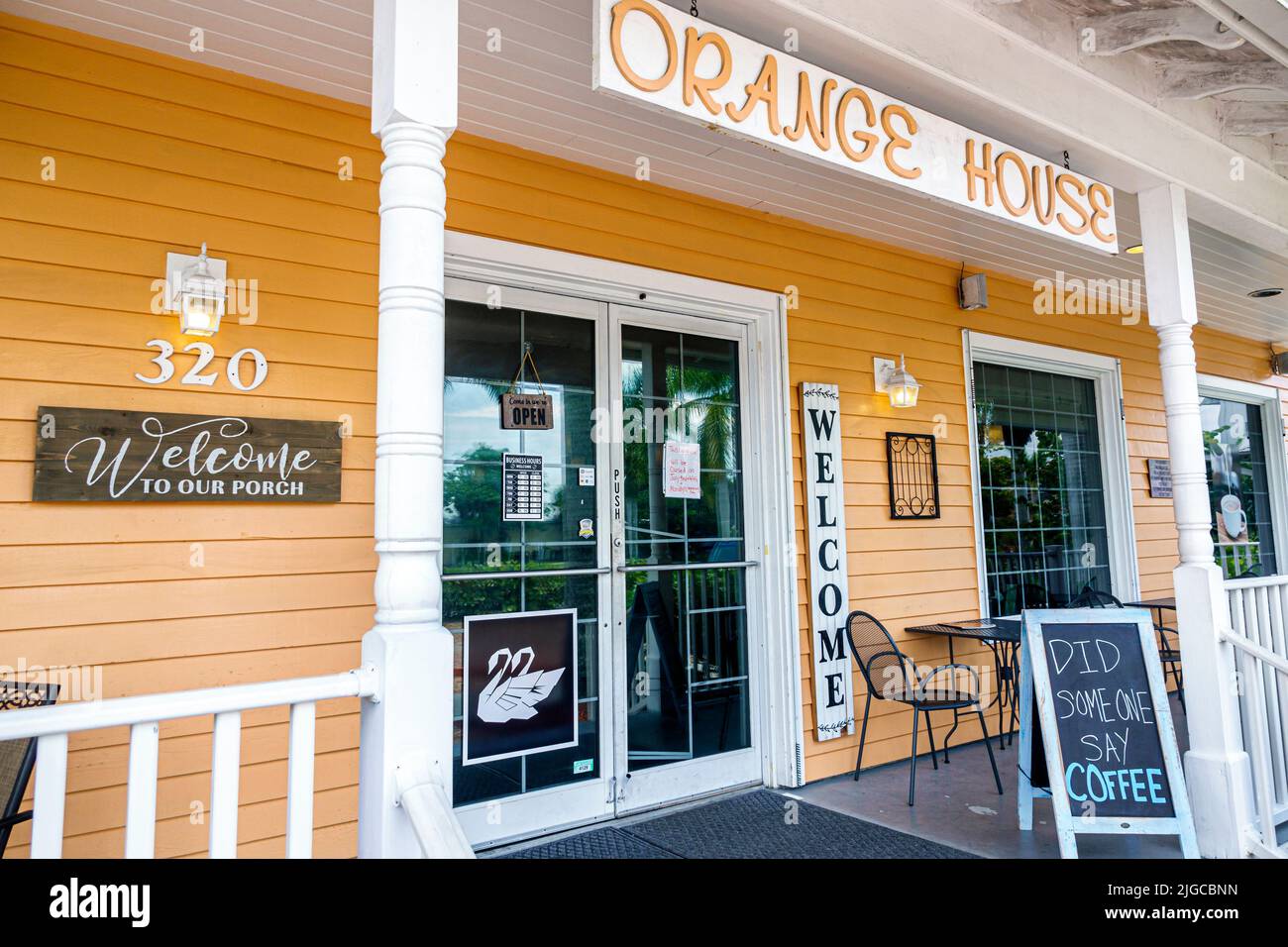 Punta Gorda Florida, Distrito Histórico Los Dos Cristianos Cafetería Orange House Porche, casa rediseñada convertida a negocio exterior exterior Foto de stock
