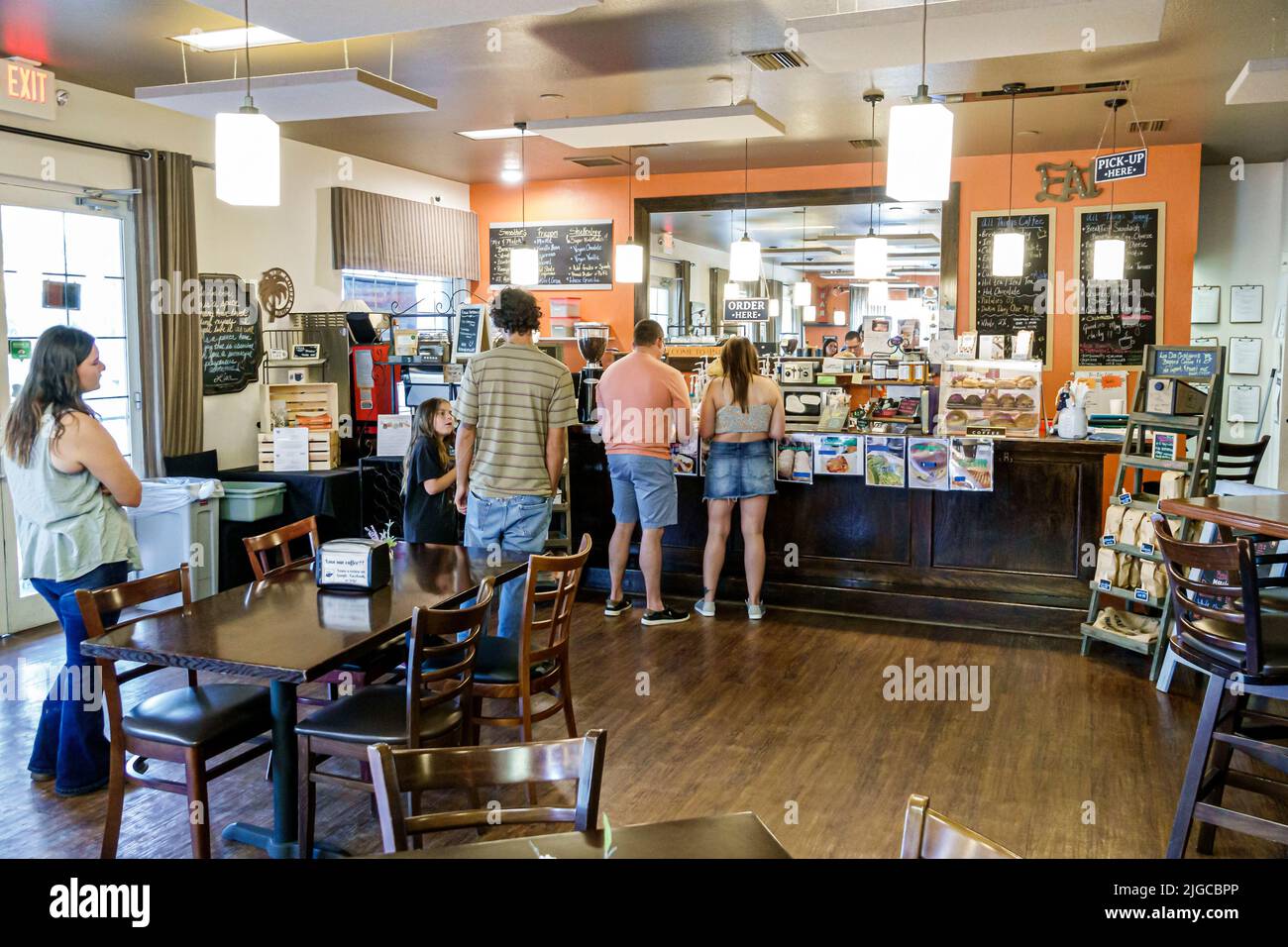Punta Gorda Florida, Distrito Histórico Cafetería Los Dos Cristianos, mesas interiores de los clientes Foto de stock