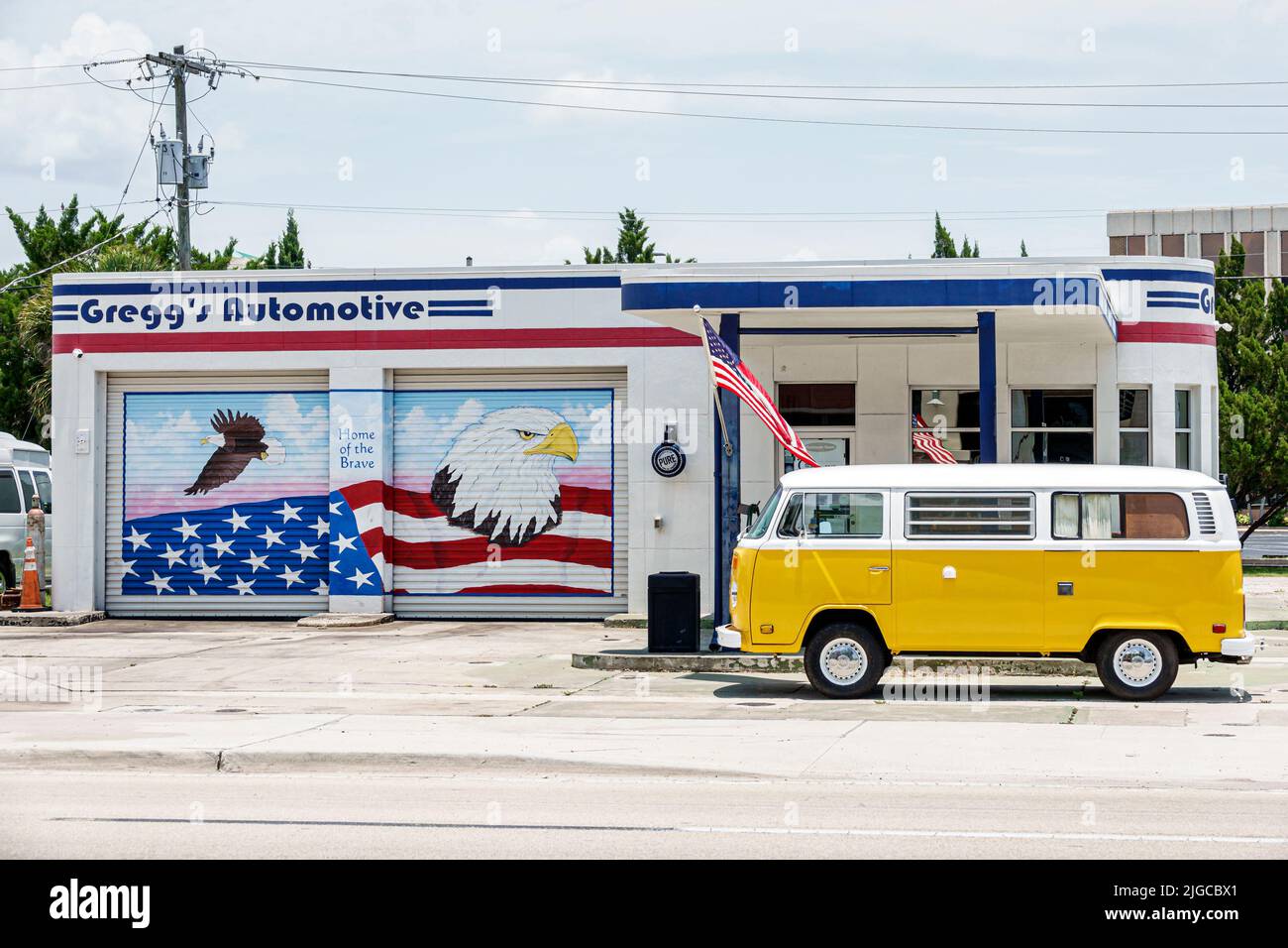 Punta Gorda Florida,US Highway 41 Tamiami Trail Gregg's Automotive pintura mural arte vw van amarillo Foto de stock