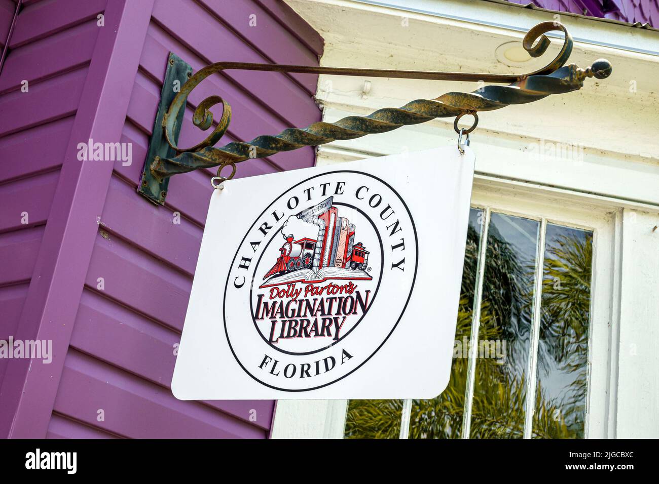 Punta Gorda Florida, el distrito histórico muestra Dolly Parton's Imagination Library Foto de stock