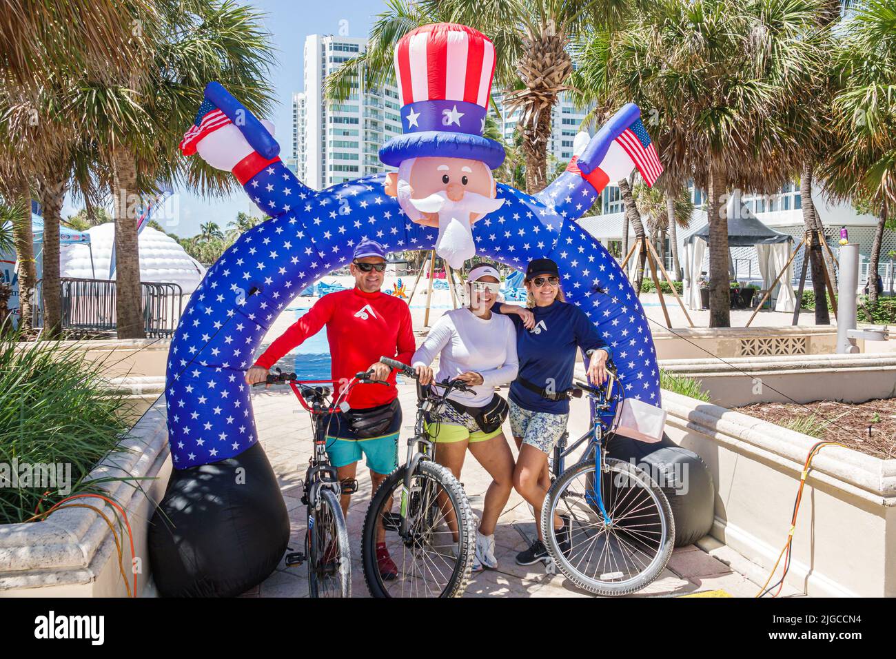 Miami Beach Florida, Ocean Terrace Fuego en el Cuarto 4th de julio Festival celebración del evento, tío Sam arco hombre mujeres amigos bicicletas ciclistas p Foto de stock